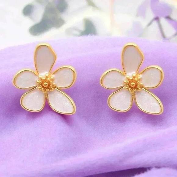 🆕️Chic Blossom Bling: 14K Gold Plated Camelia Cute Dainty Stud Earrings 🌸✨ - Picture 10 of 11
